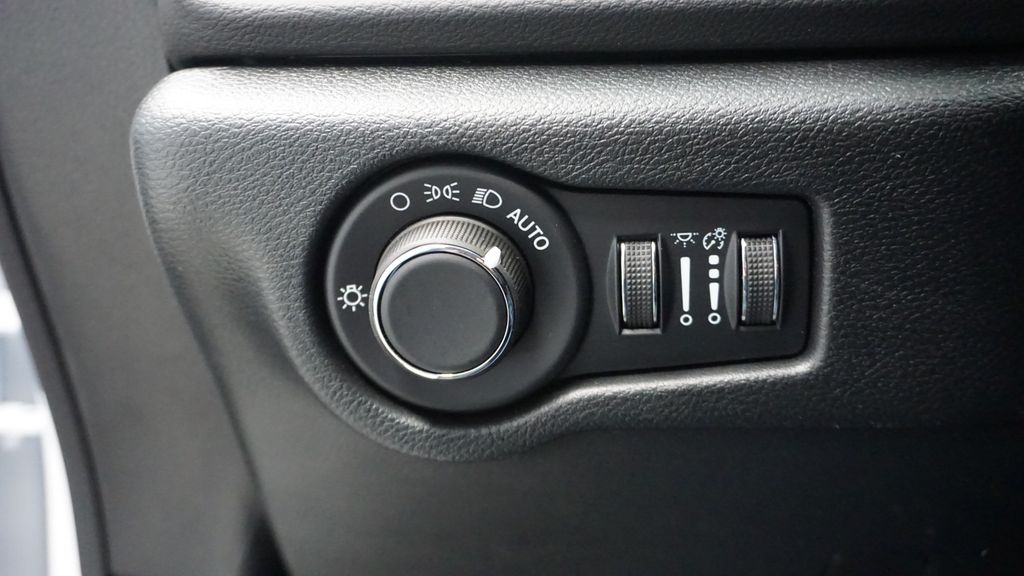 Thumbnail: 2026 Chrysler Voyager - 32