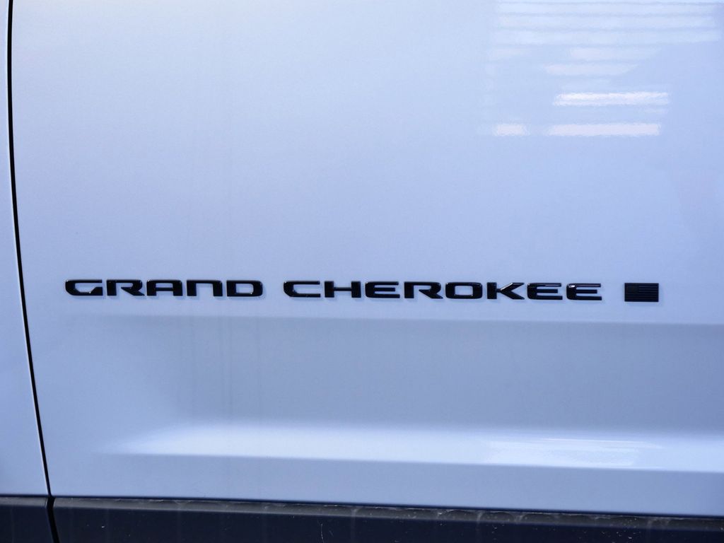 Thumbnail: 2025 Jeep Grand Cherokee - 18