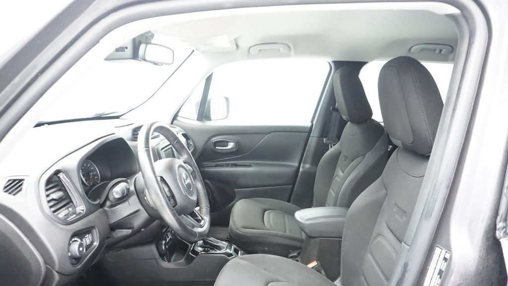 Thumbnail: 2016 Jeep Renegade - 32