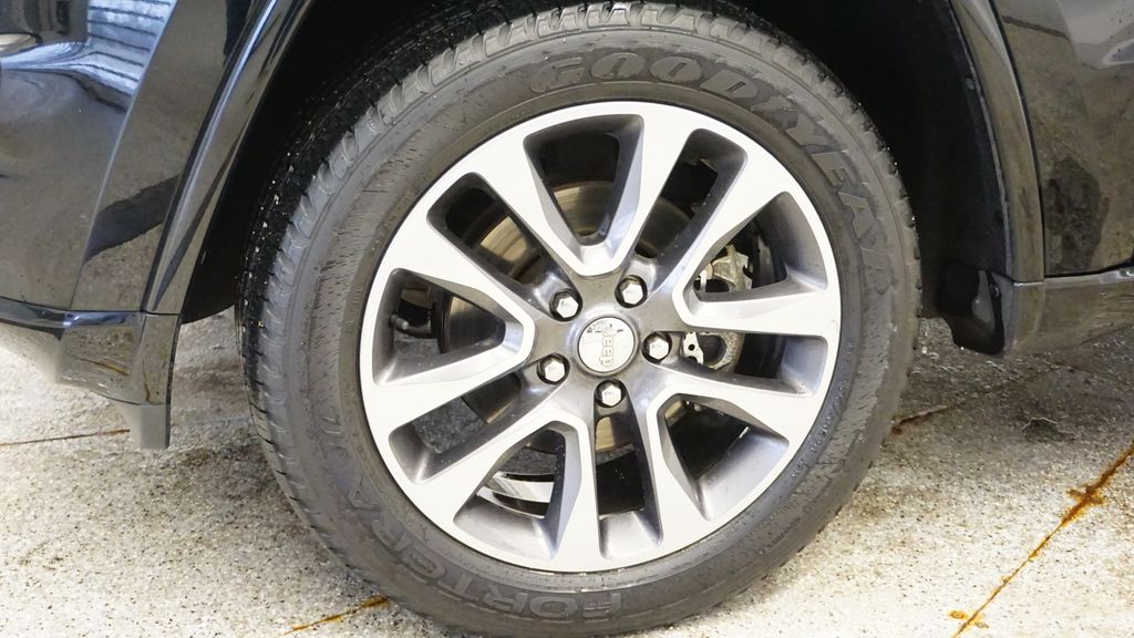 Thumbnail: 2017 Jeep Grand Cherokee - 14