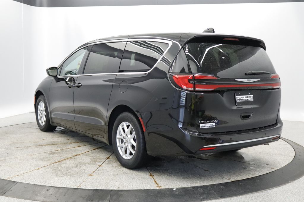 Thumbnail: 2023 Chrysler Pacifica - 3