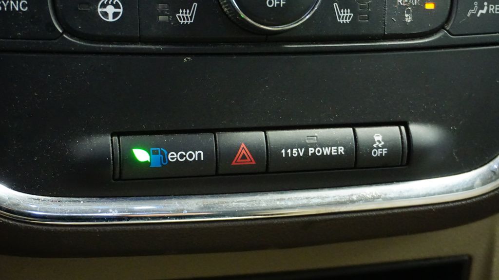 Thumbnail: 2013 Chrysler Town & Country - 25