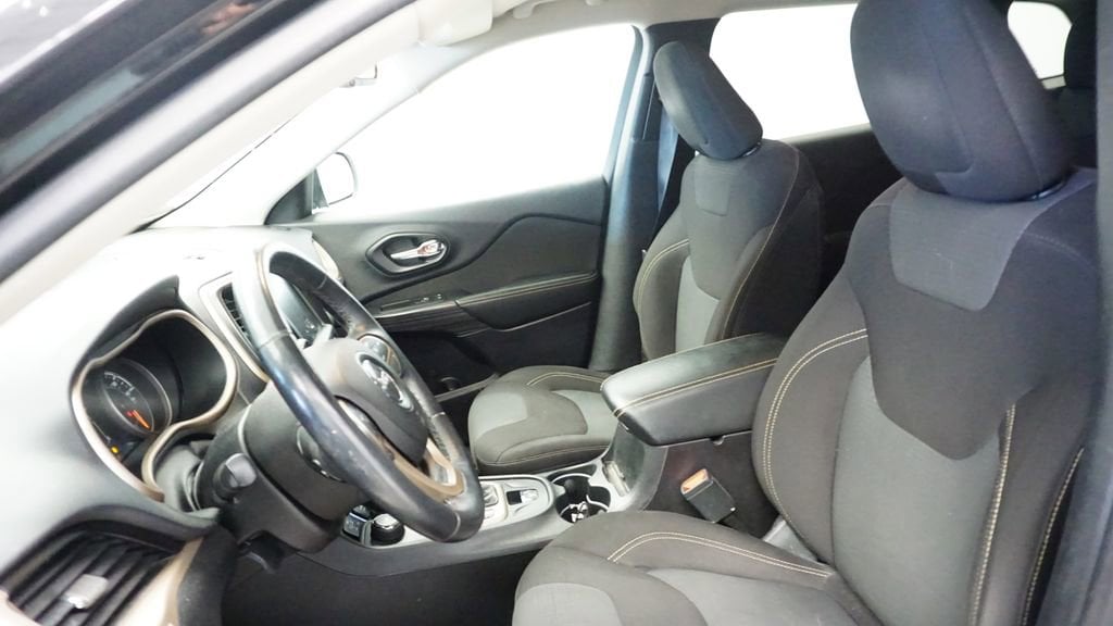 Thumbnail: 2017 Jeep Cherokee - 28