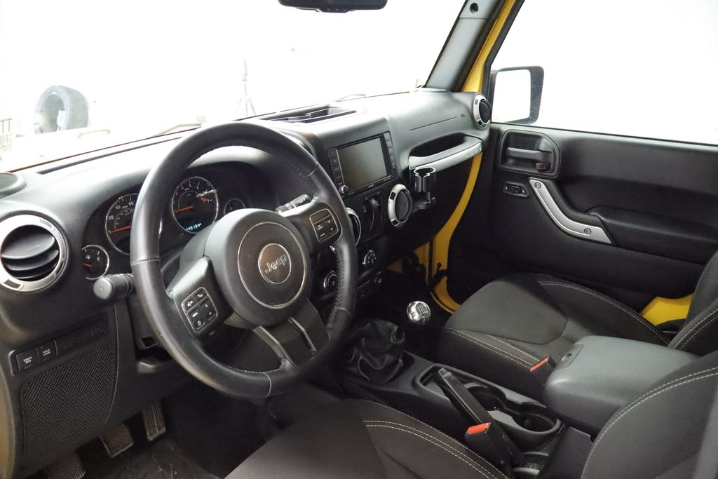 Thumbnail: 2015 Jeep Wrangler - 14