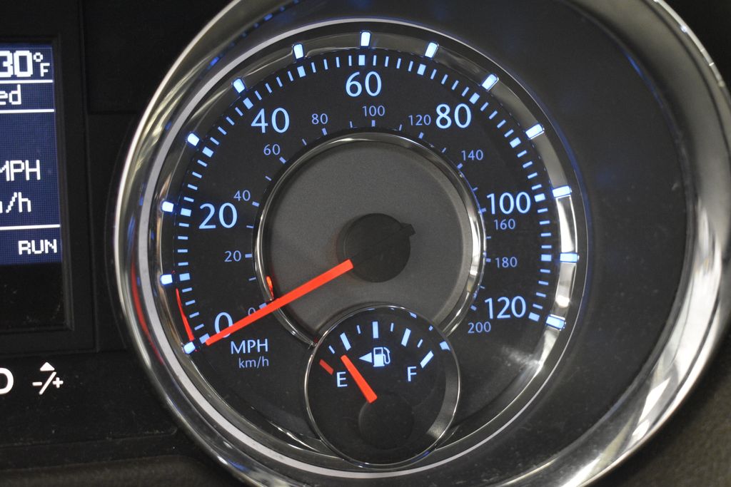 Thumbnail: 2015 Chrysler Town & Country - 47