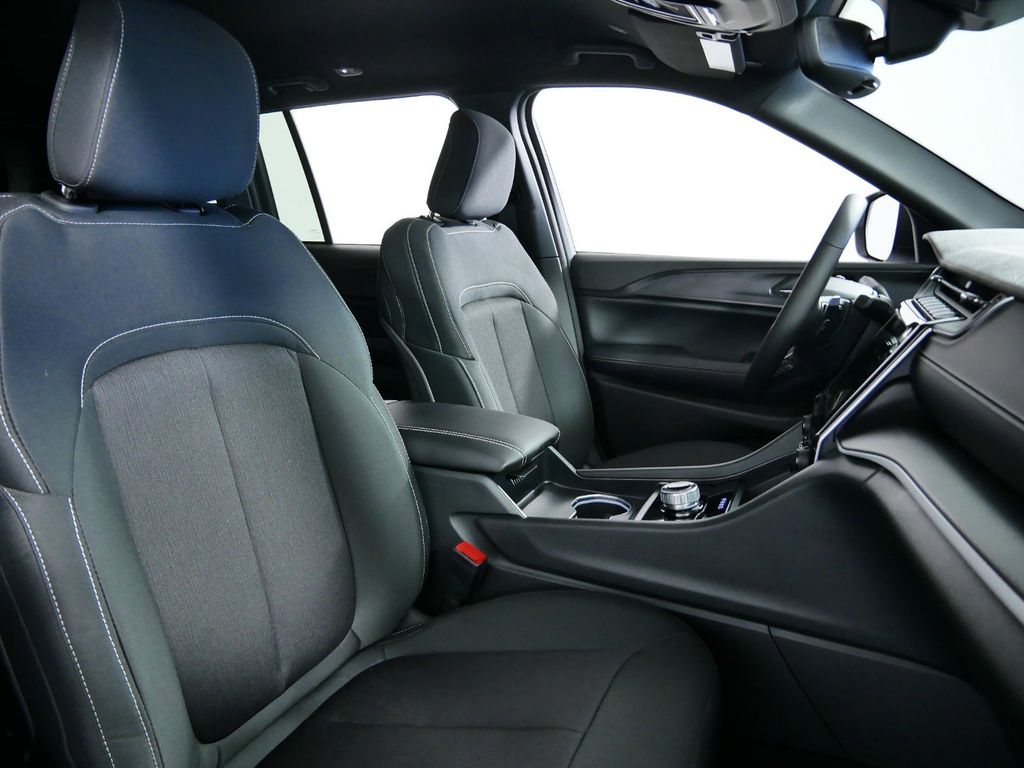 Thumbnail: 2024 Jeep Grand Cherokee - 25