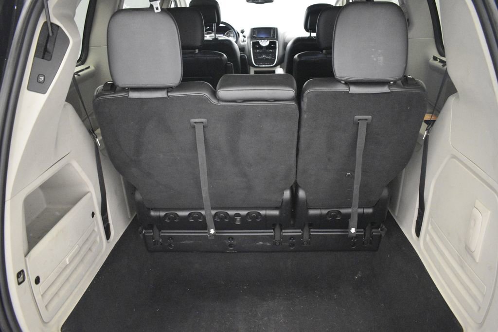 Thumbnail: 2014 Chrysler Town & Country - 16