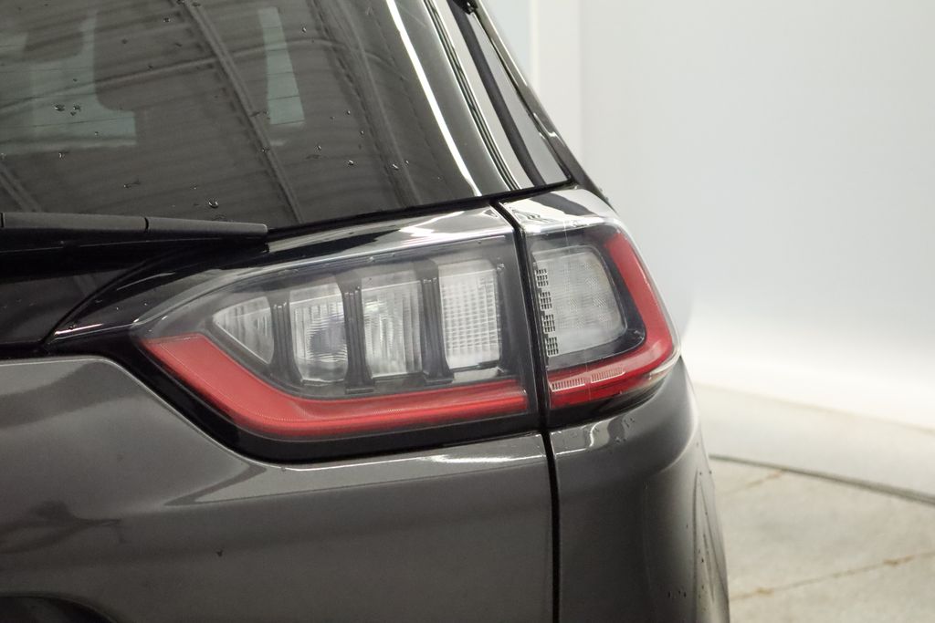 Thumbnail: 2021 Jeep Cherokee - 17