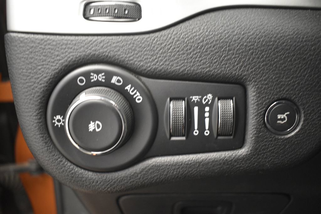 Thumbnail: 2016 Jeep Cherokee - 39