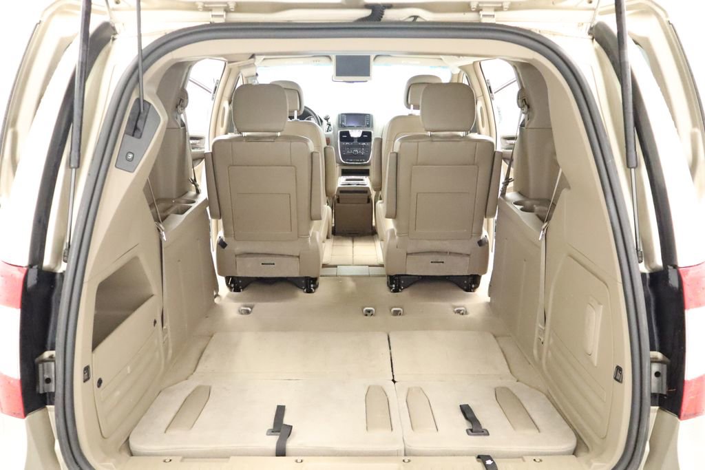 Thumbnail: 2014 Chrysler Town & Country - 36