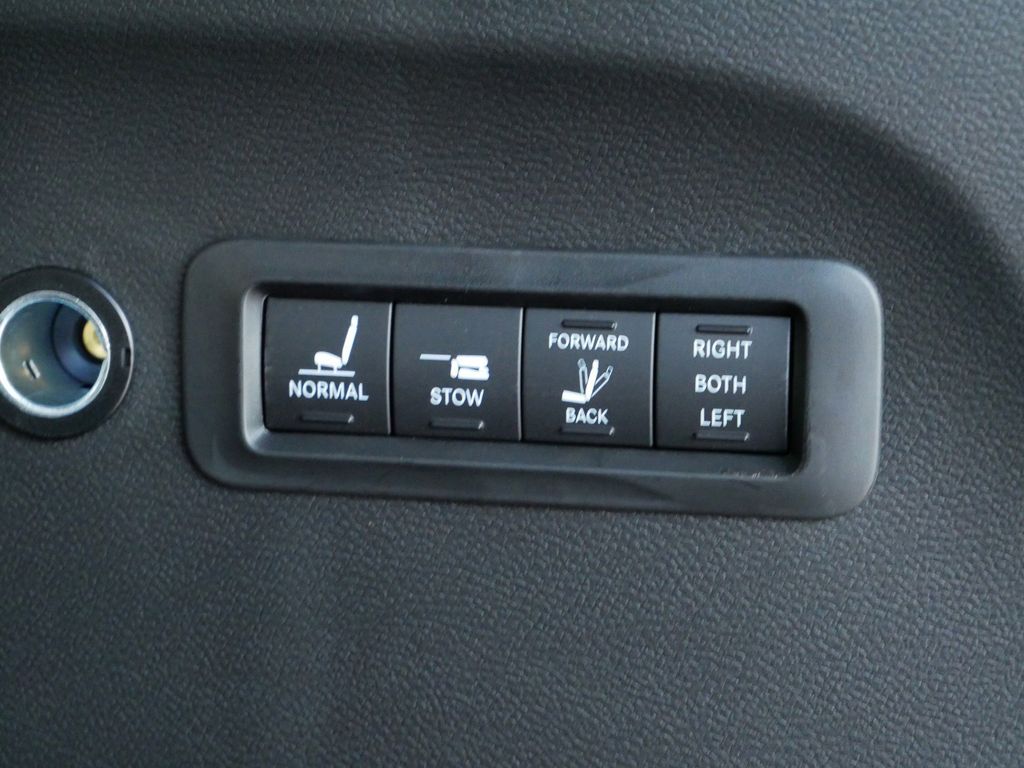 Thumbnail: 2026 Chrysler Pacifica - 26