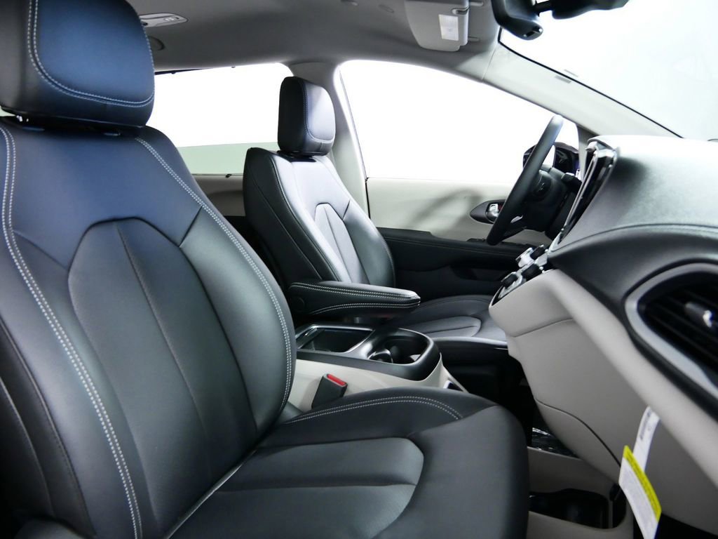 Thumbnail: 2024 Chrysler Pacifica - 23