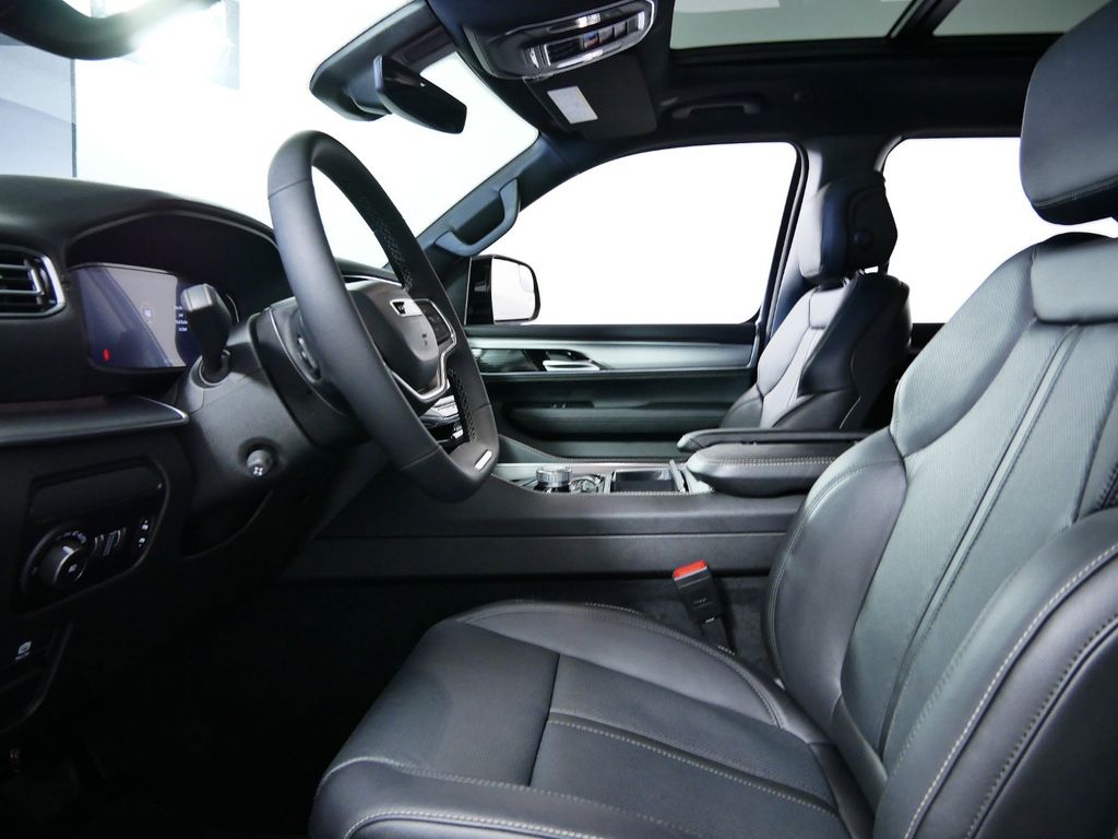 Thumbnail: 2024 Jeep Wagoneer - 34