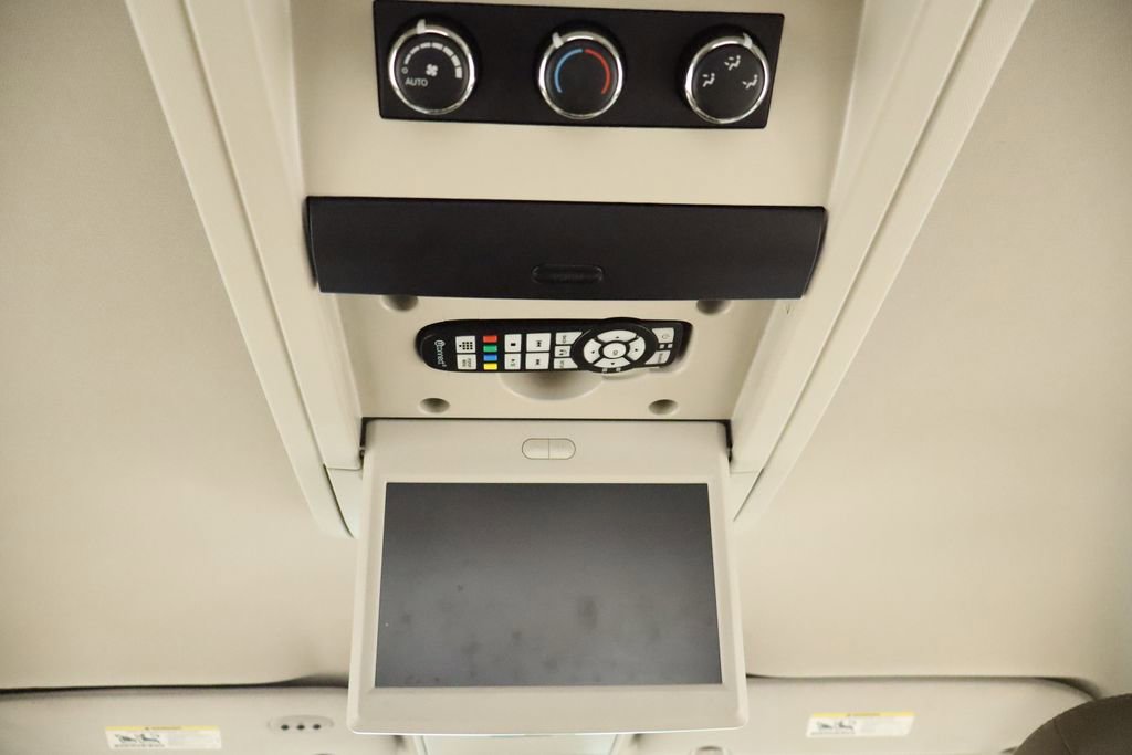 Thumbnail: 2014 Chrysler Town & Country - 32