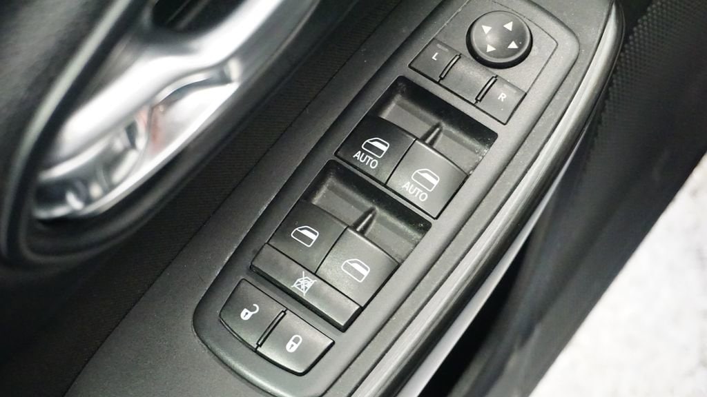 Thumbnail: 2017 Jeep Cherokee - 29