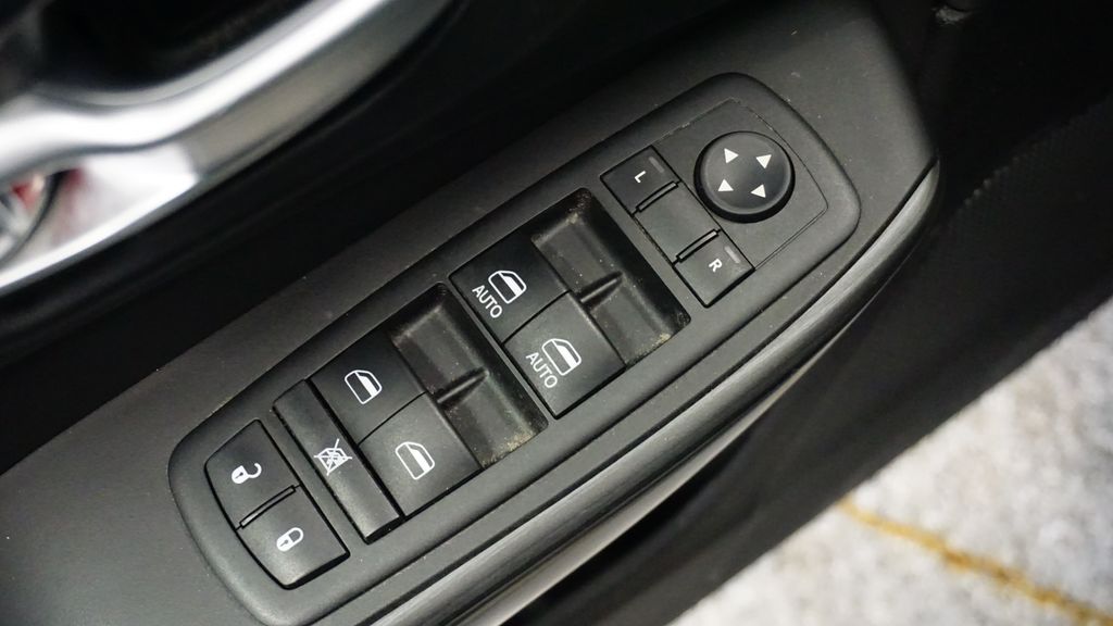 Thumbnail: 2015 Jeep Cherokee - 28