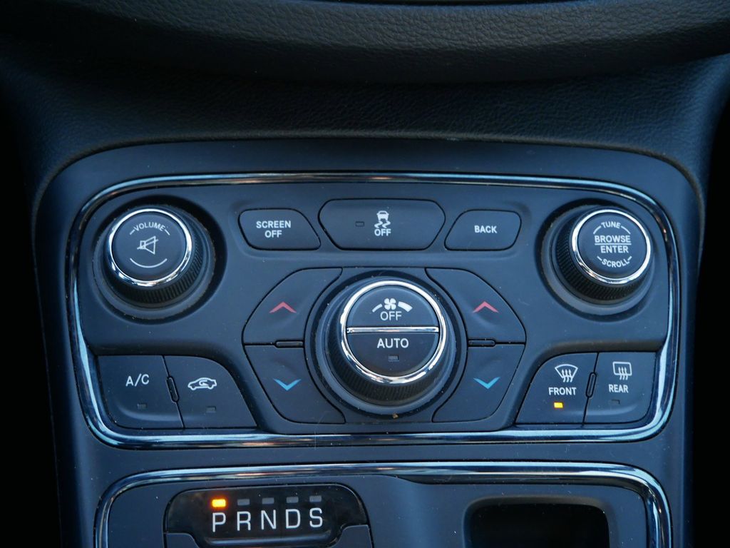 2015 Chrysler 200 S 36