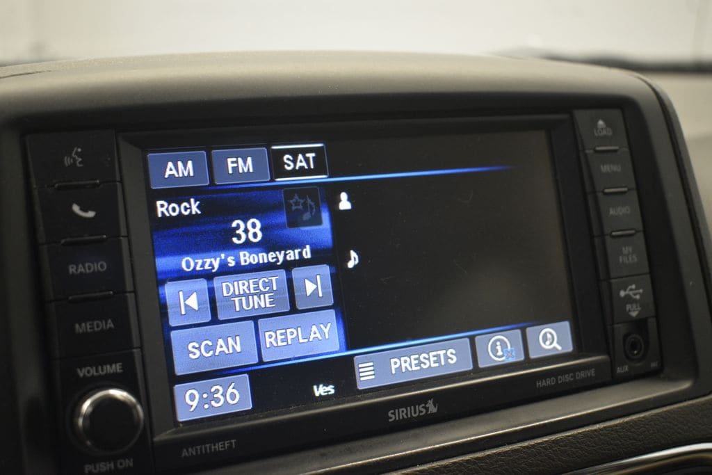 Thumbnail: 2015 Chrysler Town & Country - 36