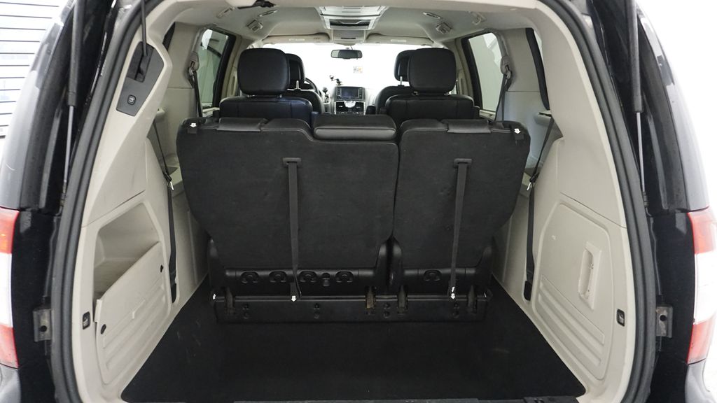 Thumbnail: 2014 Chrysler Town & Country - 21