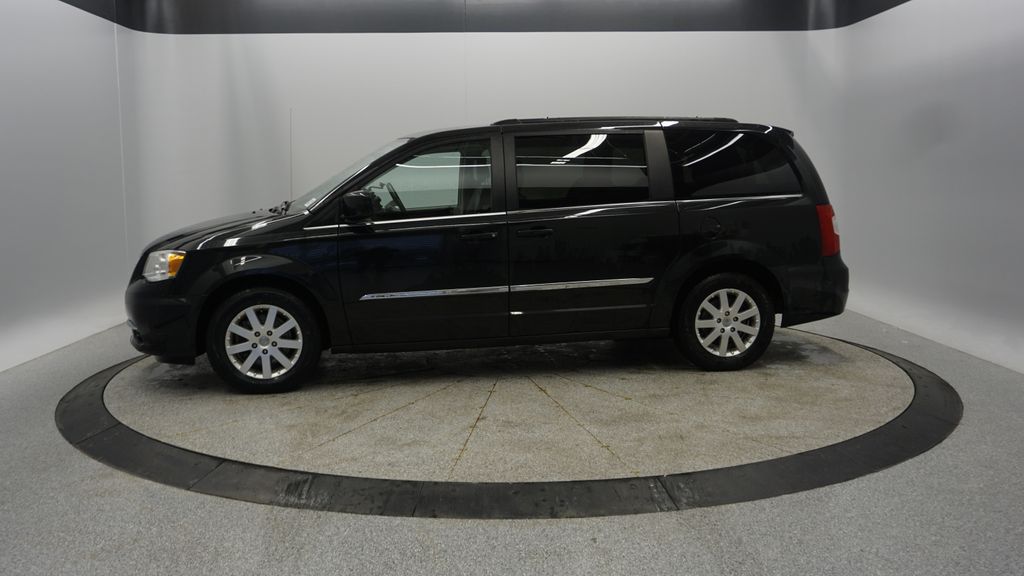 Thumbnail: 2014 Chrysler Town & Country - 3