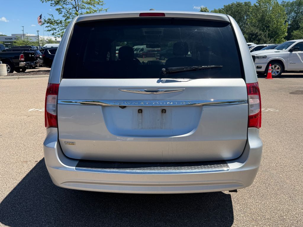 Thumbnail: 2012 Chrysler Town & Country - 8
