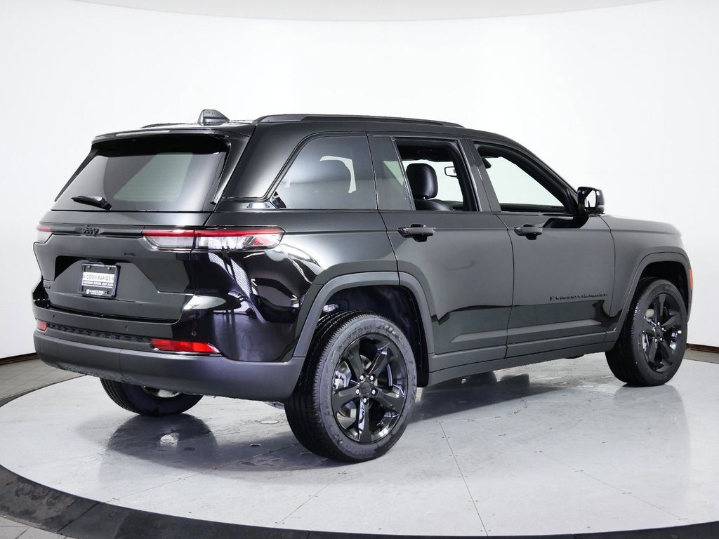 2024 Jeep Grand Cherokee Altitude 10