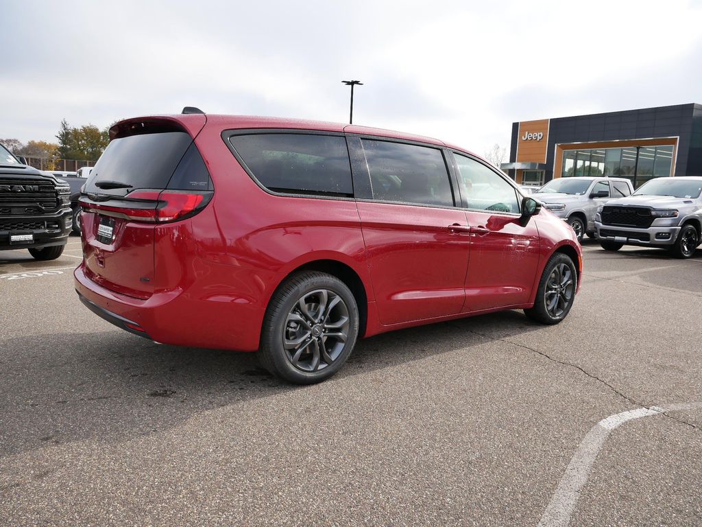 Thumbnail: 2026 Chrysler Pacifica - 46