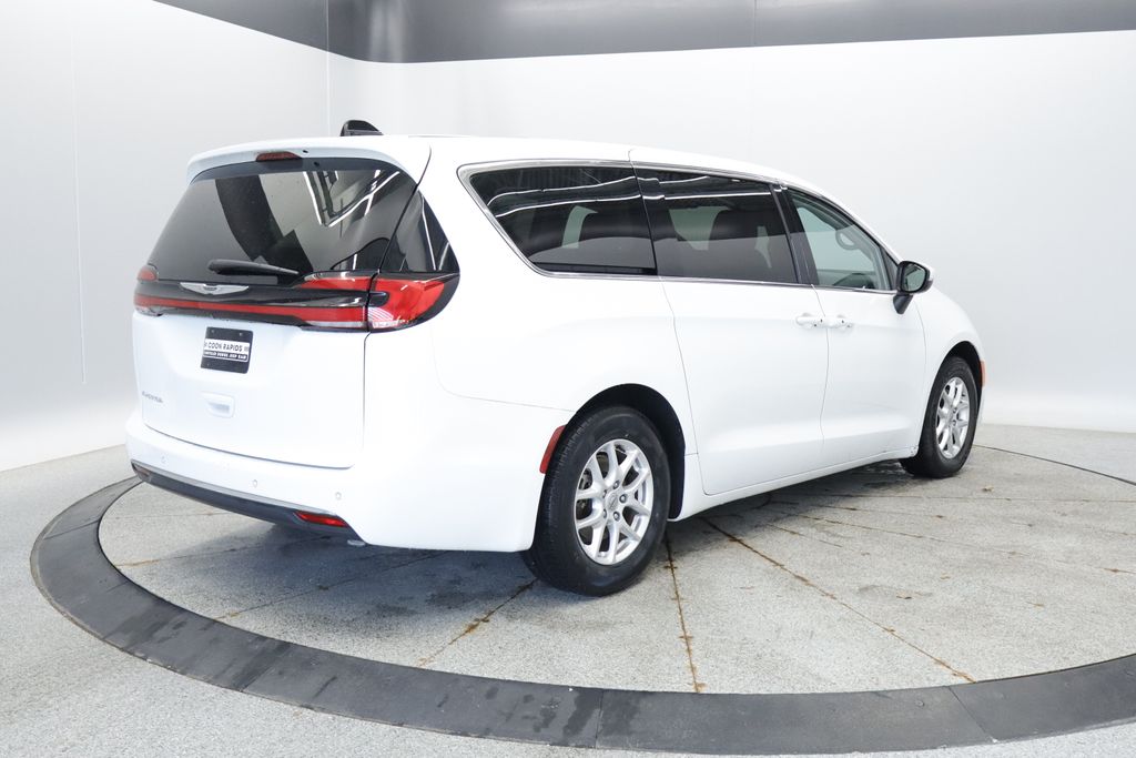 Thumbnail: 2023 Chrysler Pacifica - 6