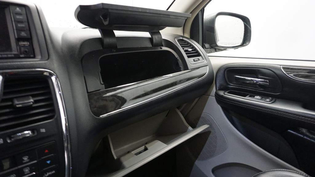 Thumbnail: 2014 Chrysler Town & Country - 35