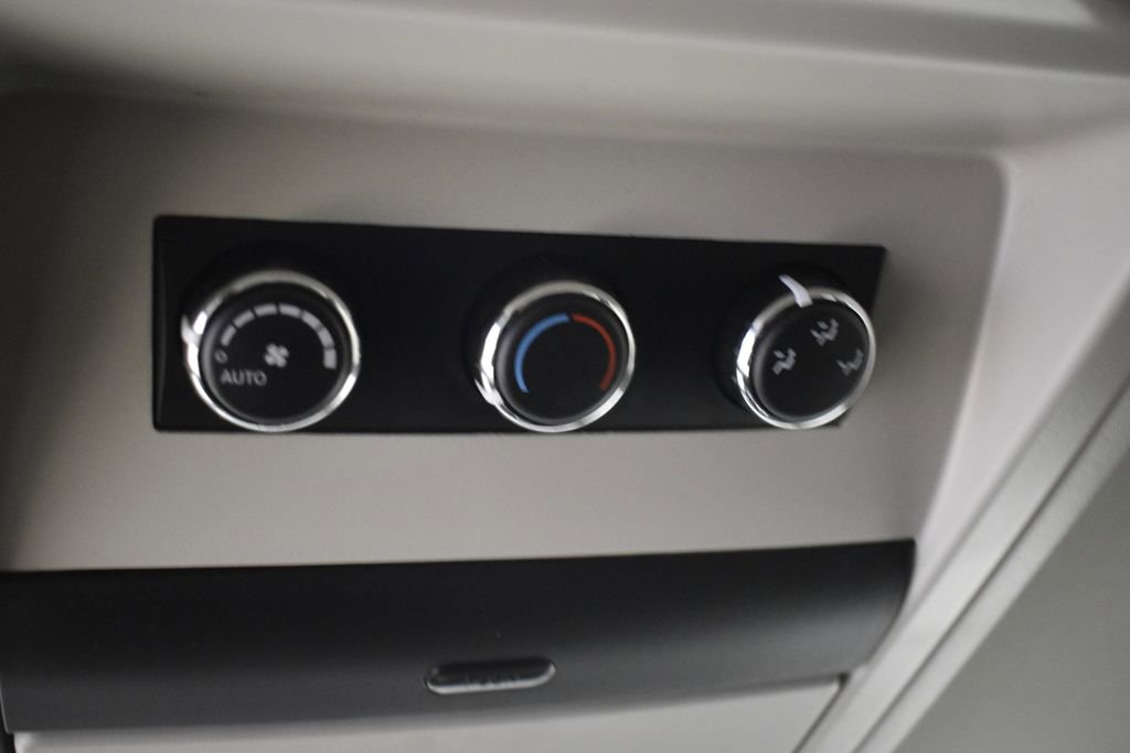 Thumbnail: 2014 Chrysler Town & Country - 24