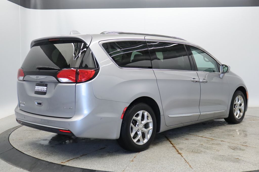 Thumbnail: 2017 Chrysler Pacifica - 5