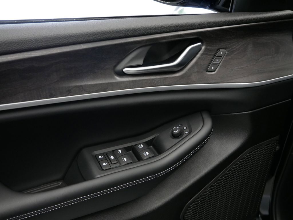 Thumbnail: 2025 Jeep Grand Cherokee - 6