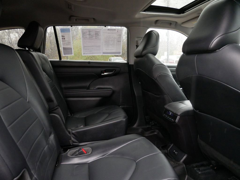 Thumbnail: 2021 Toyota Highlander - 26