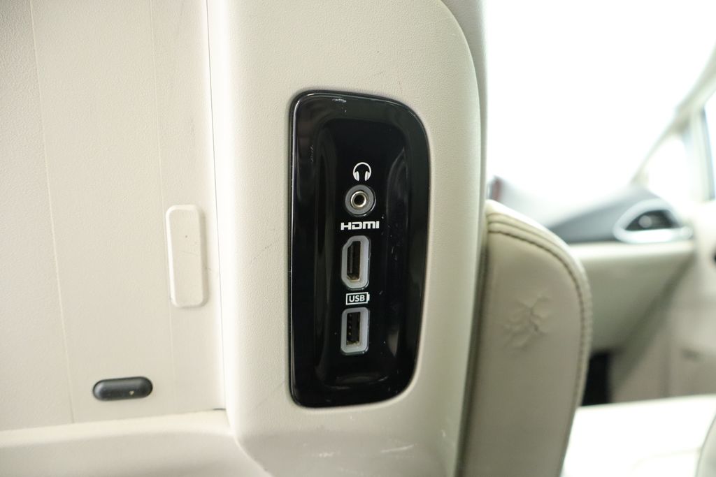Thumbnail: 2017 Chrysler Pacifica - 20