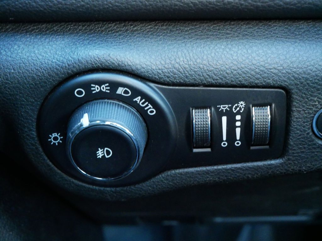 2015 Chrysler 200 S 24