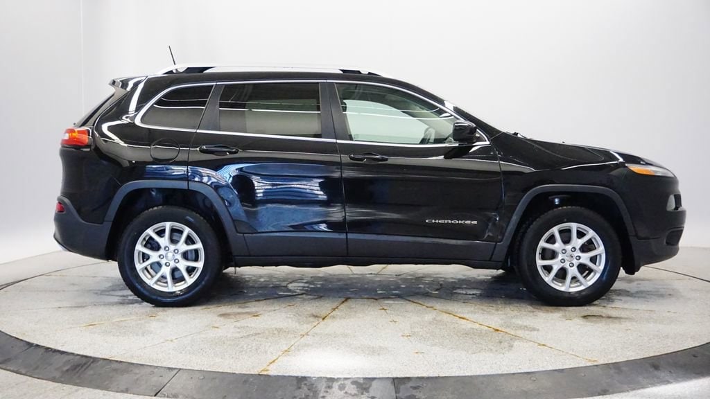 Thumbnail: 2017 Jeep Cherokee - 7