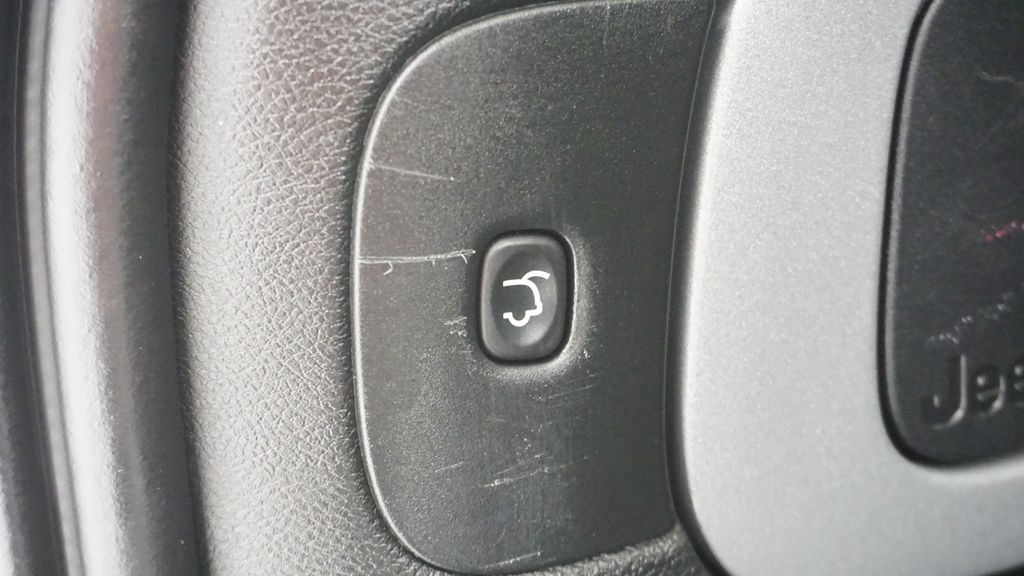 Thumbnail: 2016 Jeep Cherokee - 17