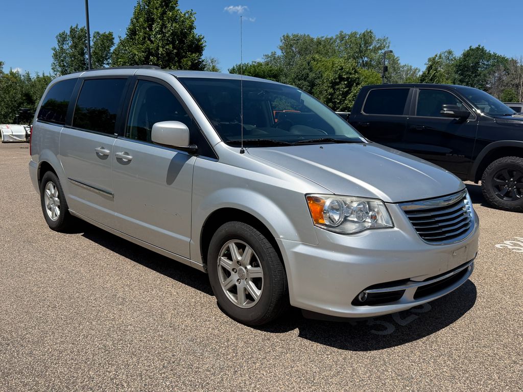 Thumbnail: 2012 Chrysler Town & Country - 3