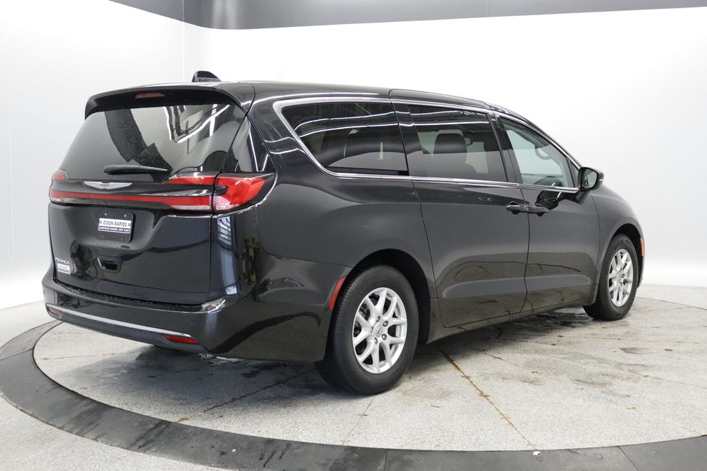 Thumbnail: 2023 Chrysler Pacifica - 6