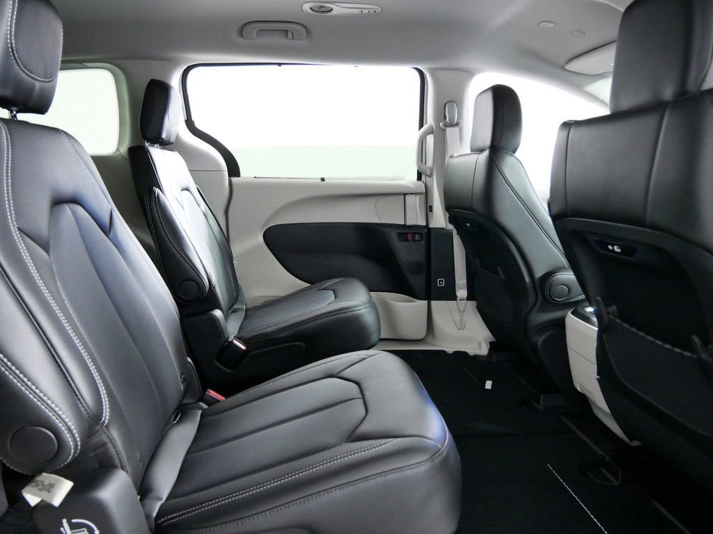 Thumbnail: 2024 Chrysler Pacifica - 25