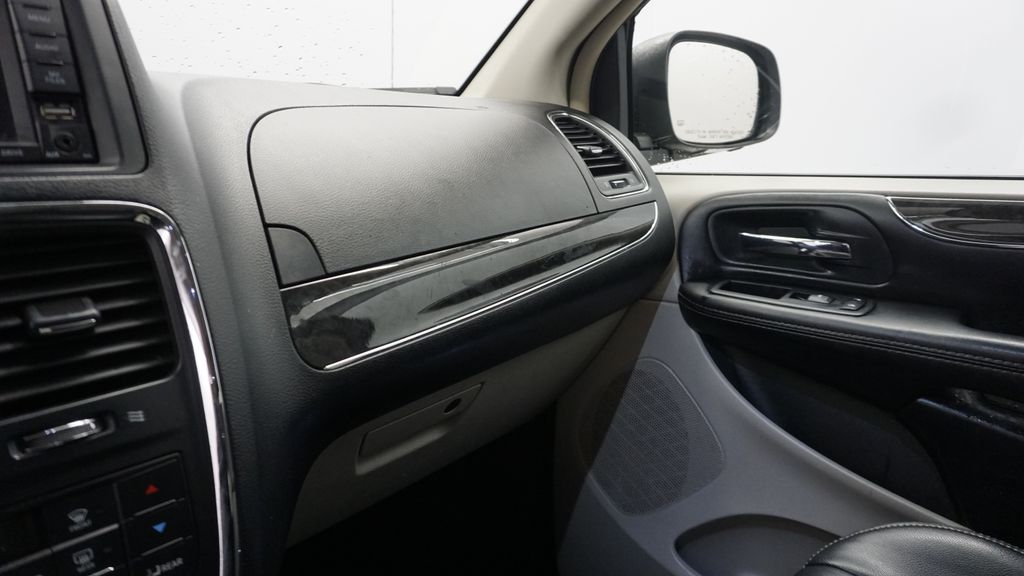 Thumbnail: 2014 Chrysler Town & Country - 34