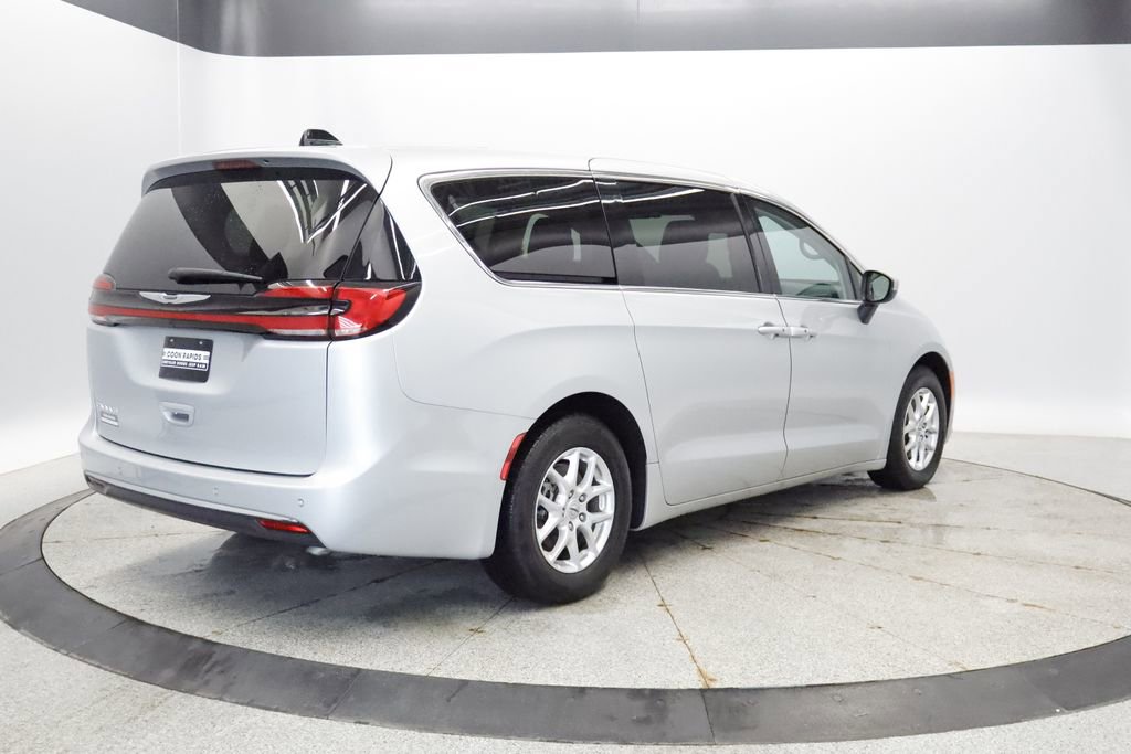 Thumbnail: 2023 Chrysler Pacifica - 6