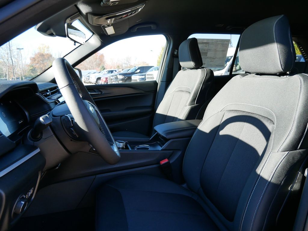 Thumbnail: 2025 Jeep Grand Cherokee - 33