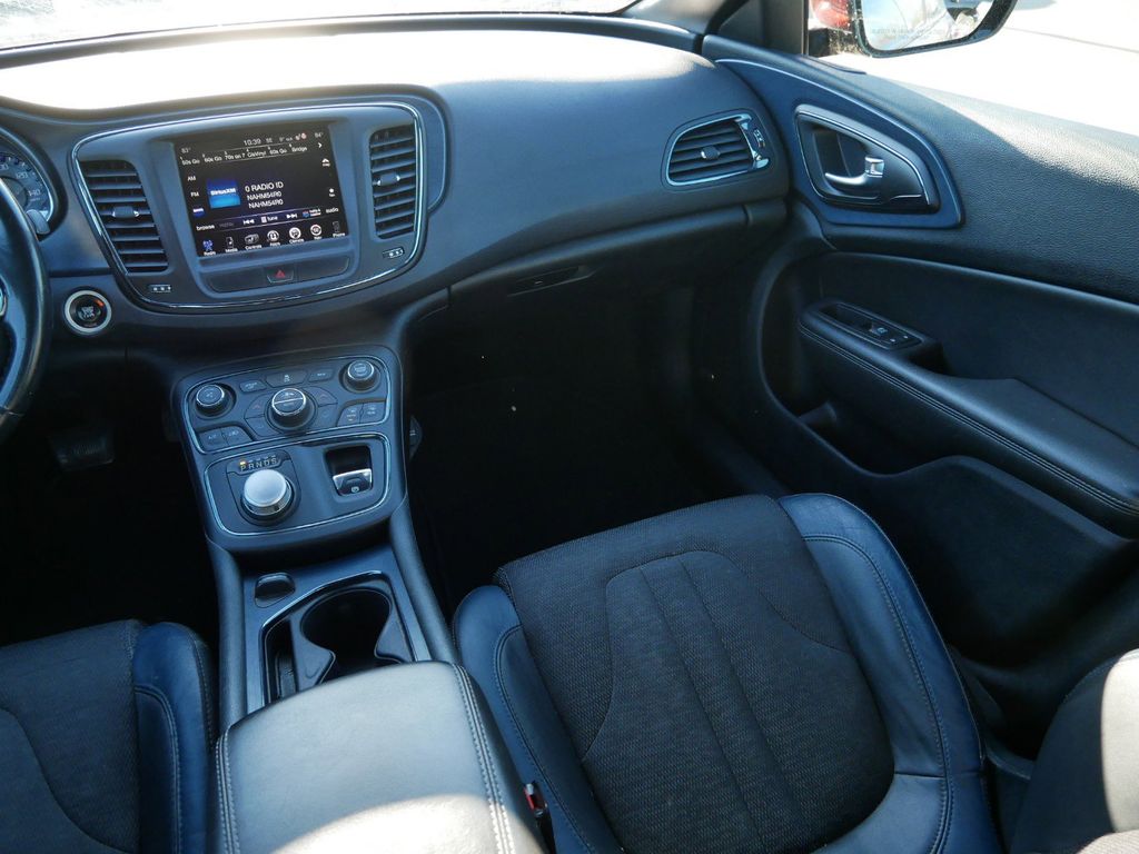 2015 Chrysler 200 S 16