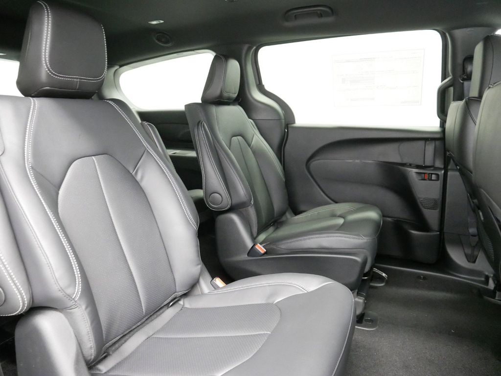 2025 Chrysler Pacifica Hybrid Select 26