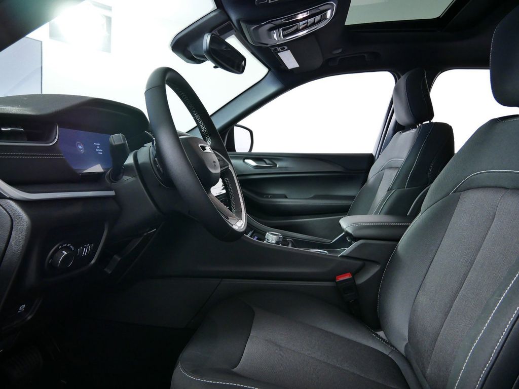 Thumbnail: 2025 Jeep Grand Cherokee - 33