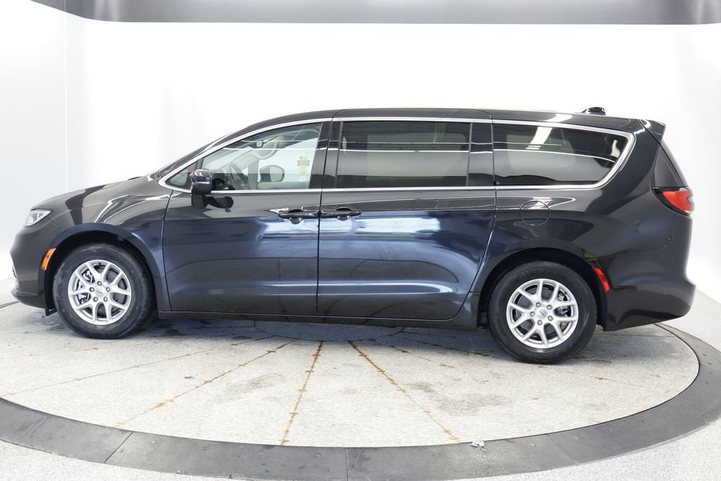 Thumbnail: 2023 Chrysler Pacifica - 2