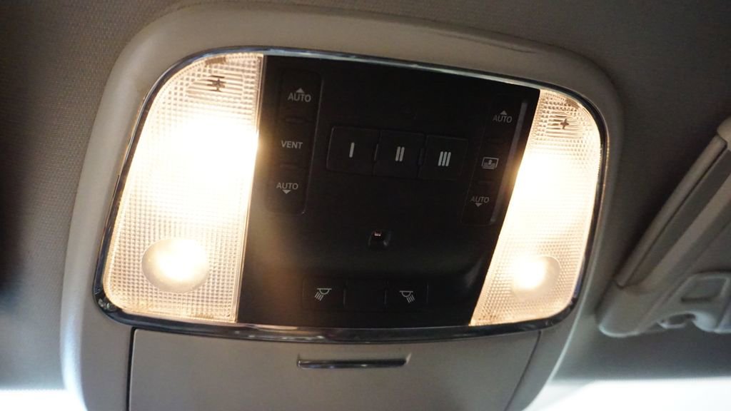 Thumbnail: 2019 Chrysler 300 - 36