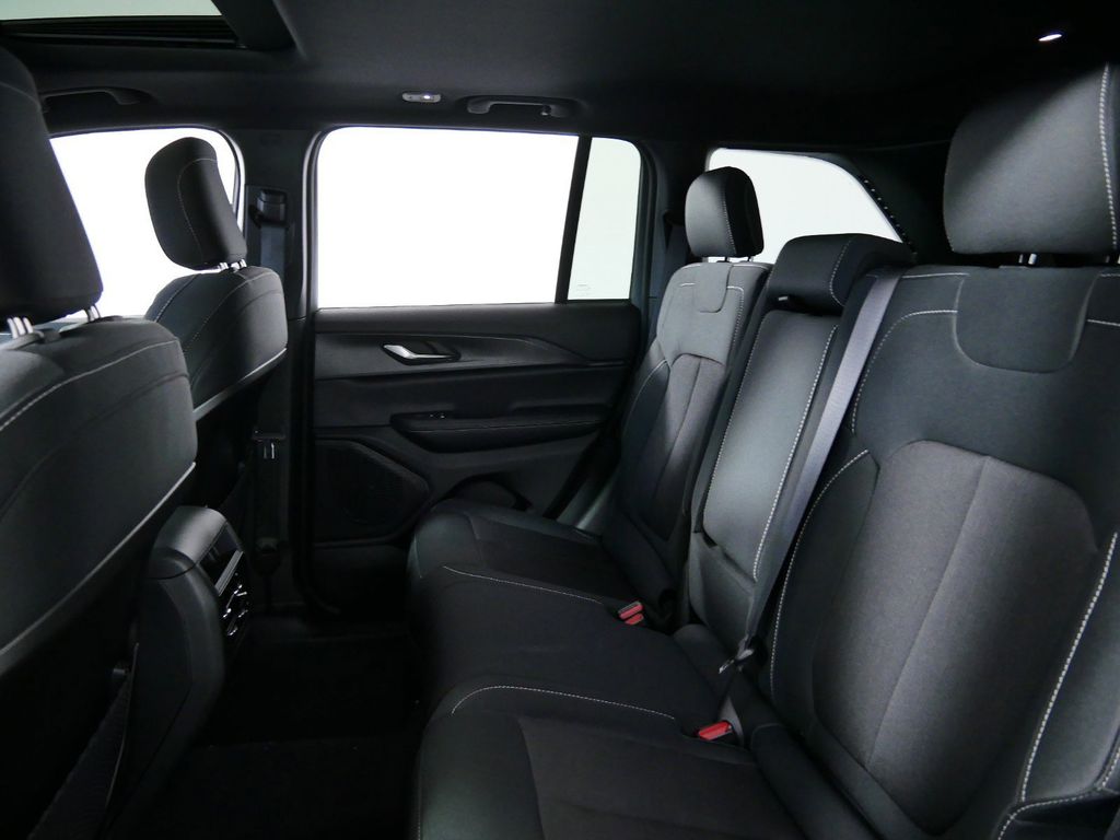 Thumbnail: 2025 Jeep Grand Cherokee - 31