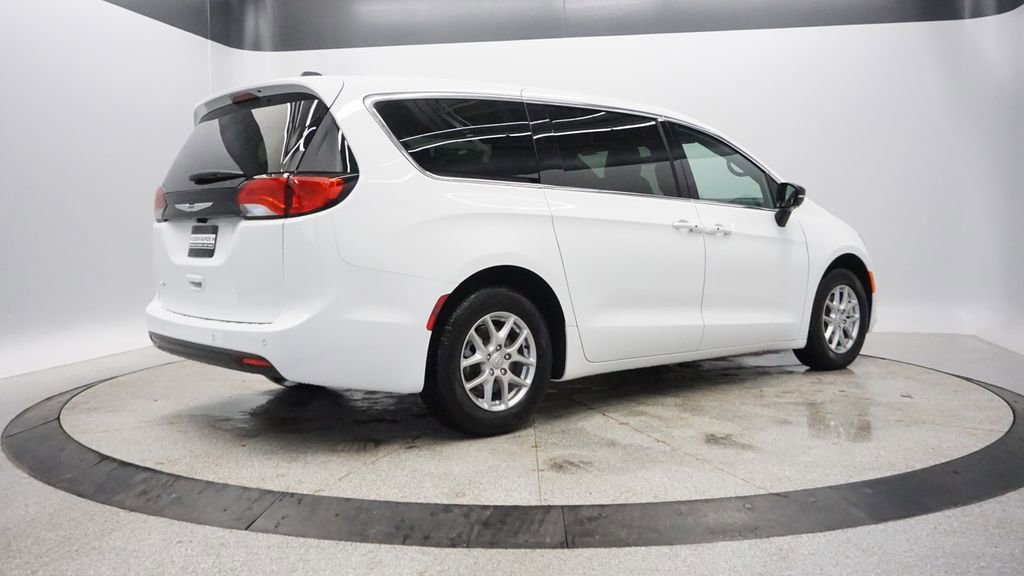 Thumbnail: 2026 Chrysler Voyager - 9